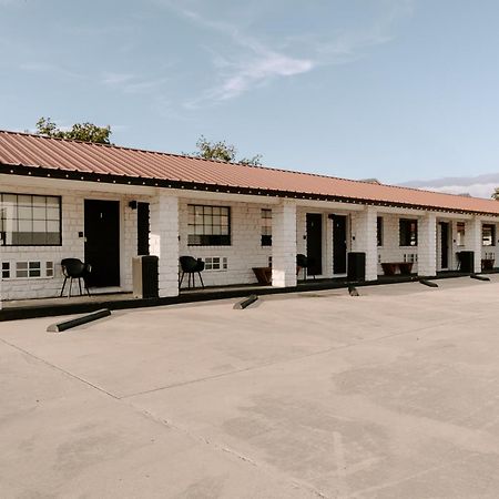 The Cowboy Motel Camp Wood Exterior photo